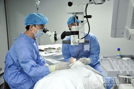 医生正在给患者进行角膜移植